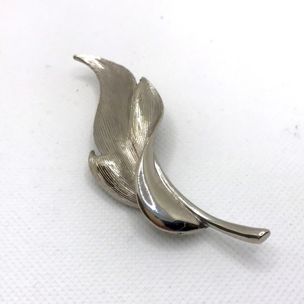 Classy Vintage Trifari Silver Tone Leaf / Flower Brooch